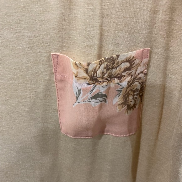 🌸Pretty floral and cream top Size 1x - Picture 2 of 4